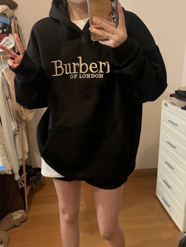 特价 DDD 2025冬季新款Burberry 巴宝莉刺绣连帽加绒卫衣 宽松版型连帽设计，黑色刺金标的颜色直戳人心 上身太帅了、经典Logo字母刺绣，重工之作