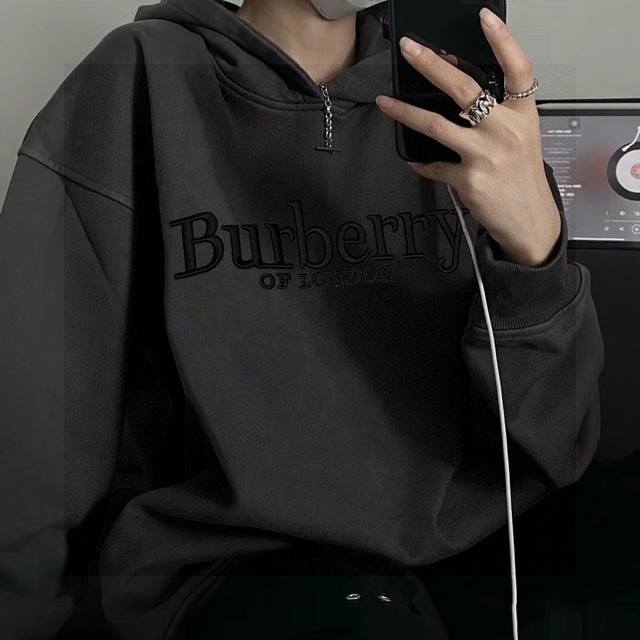 特价 DDD 2025冬季新款Burberry 巴宝莉刺绣连帽复合牛奶丝卫衣 宽松版型连帽设计，黑色刺金标的颜色直戳人心 上身太帅了、经典Logo字母刺绣，重工