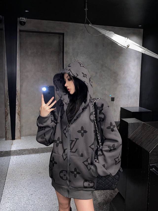 特价 DDD 2025新款Lv顶级高版本加绒满印极简印花高级情侣复合外套Ss秋冬新款Lv老花满印休闲情侣连帽外套，官网同步，精准印花，原版五金，高端大气 ，每个