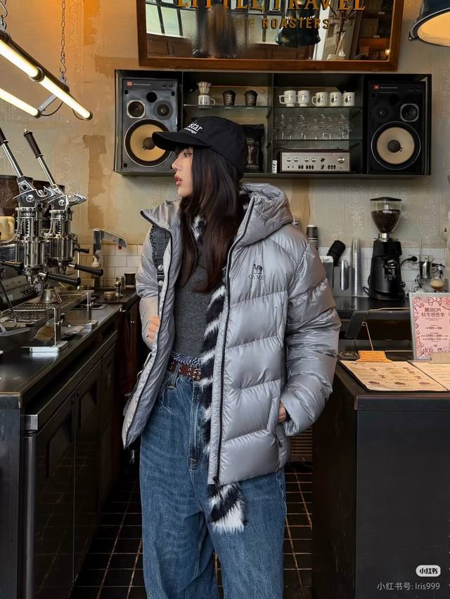 DDD 上新 最新款 骆驼羽绒服 0Gt！ DDD 冬日寒流来袭 DDD 没什么是比在冬天穿的暖呼呼又自在更幸福的事了！ DDD 穿上我的骆驼羽神羽绒服约着朋友