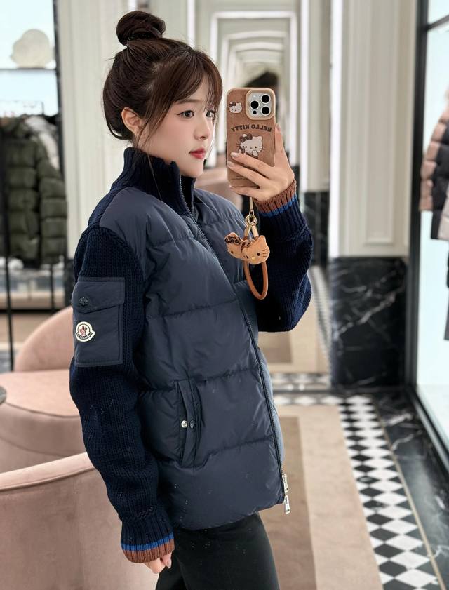 DDD 蒙口 Moncler立领针织毛衣拼接口袋徽标羽绒服 男女同款 情侣 DDD 采用90白鸭绒 整件衣服上身轻便舒适简约奢华精致时髦的一款高端奢华羽绒服单品