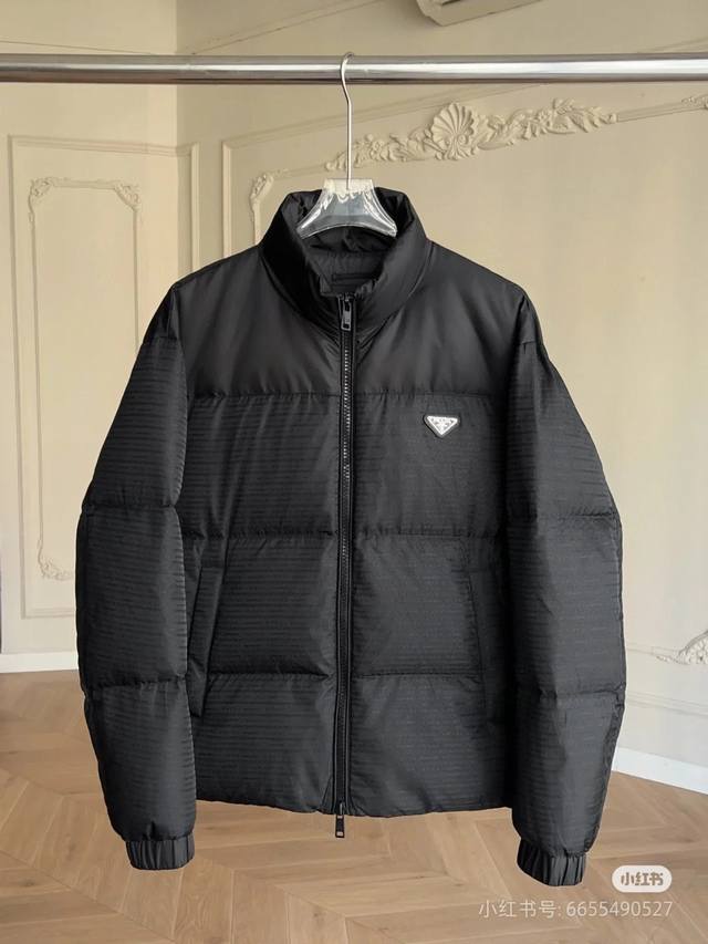 特价 不让利 DDD Prada 普拉达新款金属三角标Logo立领满印拼接再生尼龙羽绒服外套专柜同步 DDD 1采用国标90白鸭绒450克填充，保暖性能更出色，