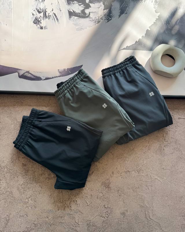 上新 DDD Kolon Sport可隆防风防泼水加绒保暖梭织户外通勤运动长裤 DDD 采用3L抓绒复合面料，搭配Active运动版型裁剪，表面挺阔， DDD