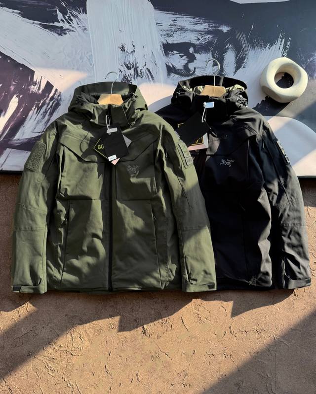 特价 齐色齐码不退不换 限时送原版战术魔术贴 DDD Arc'teryx｜始祖鸟 刺绣Logo战术军鸟 殿堂级单品男女军鸟羽绒服 防风保暖连帽冲锋羽绒服 情侣同