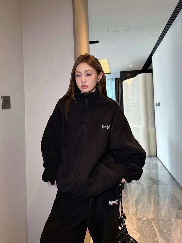 特价 库存：M 56 L 84 DDD 巴黎世家 Blcg 25Fw 可乐刺绣摇粒绒棉服外套 DDD 轻奢主义 男女日常通勤穿搭必备单品 正确版本 欢迎对比 D