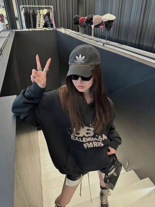 特价 库存：黑Xs 7 S 2 DDD 巴黎世家 Blcg 23Ss 水墨涂鸦破洞连帽卫衣 DDD 轻奢主义 男女日常通勤穿搭必备单品 正确版本 随意对比 DD