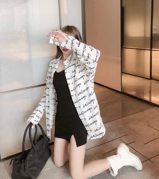 特价 库存：52 5 DDD 巴黎世家 草写签名弹幕长袖衬衫 DDD 轻奢主义 男女日常通勤穿搭必备单品 DDD 详细特征 DDD 支平纹素全棉高密府绸面料 D