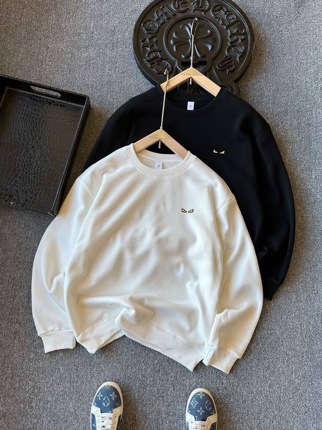 顶级超柔加绒卫衣！ DDD 人气爆款！Fendi 芬迪小怪兽专柜新品超柔博奥绒加绒卫衣！恒隆在售万元级，款号： 2 DDD 芬迪家今年采用新疆长绒棉面层面料，摸