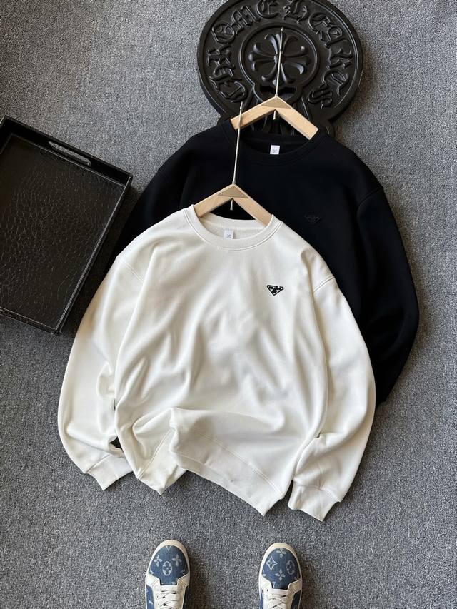 顶级超柔加绒卫衣！ DDD 人气爆款！Prada 普拉达小仆人公文包系列专柜新品超柔博奥绒加绒卫衣！恒隆在售万元级，款号： 6 DDD 普拉达家今年采用新疆长绒