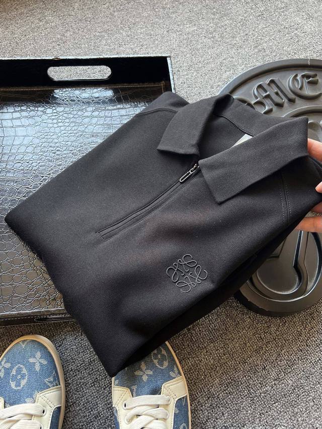 专柜顶奢款！ DDD 人气爆款！Loewe 罗意威专柜新品半拉链长袖翻领Polo衫！恒隆在售万元级，款号：2546 DDD 罗意威家今年最新研发高端定制面料，拿
