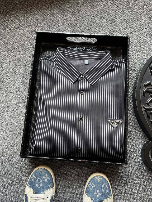 顶级加绒衬衫！ DDD 人气爆款！ Prada 普拉达公文包系列专柜新品商务休闲加绒衬衫！恒隆在售万元级，款号：2527 DDD 普拉达家今年采用最新超柔液氨细