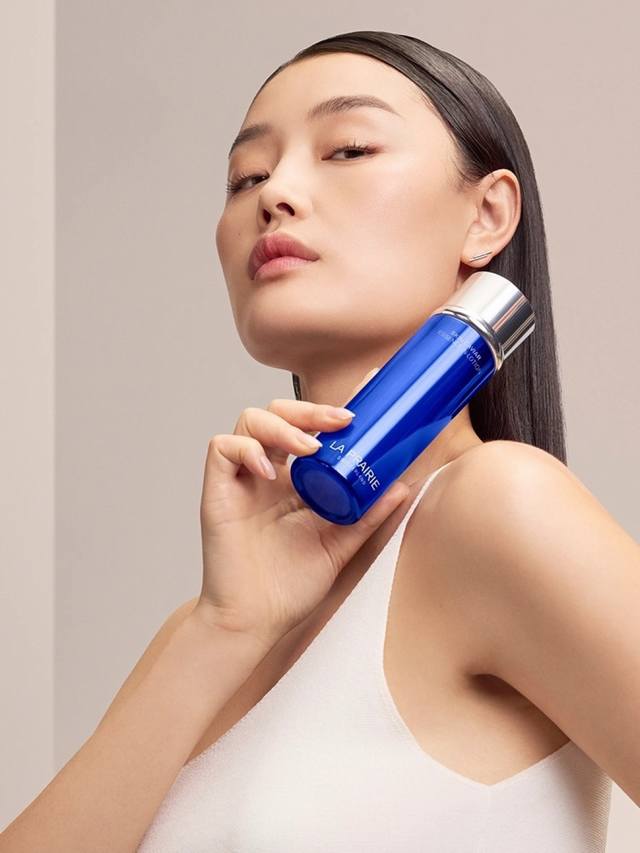 莱伯妮鱼子酱精华水250Ml专柜版本 La Praire Lp莱伯妮鱼子酱渗透力真的超级厉害，吸收很快！高效补水，高效修复说的就是它〝别人家都是百分之90的水配