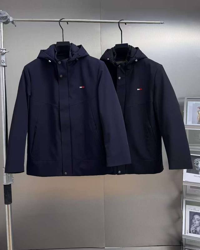 2025冬季Tommy 汤米新款脱卸獭兔毛派克服外套高端定制 工装口袋短款连帽情侣冬季獭兔毛派克服工装。他家最新系列 机能工装多口袋兼顾商务休闲 进口聚酯纤维面