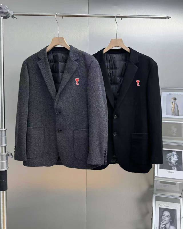Ami 艾米秋冬轻奢男士羊毛90%白鸭绒双面呢羽绒服外套大衣！超养眼的颜值外表，上身爆帅，西装款，经典百搭黑色和灰色！ DDD 甄选客供进口绵羊毛面料，面料细腻