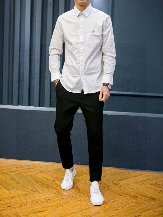 蒙口 Moncler顶级弹力棉府绸面料！！他家的最最经典衬衫系列！客供纽扣！ DDD 蒙口纯色长袖衬衫，经典的款式每年都是爆款！做工的细节很到位，就连一个小扣子