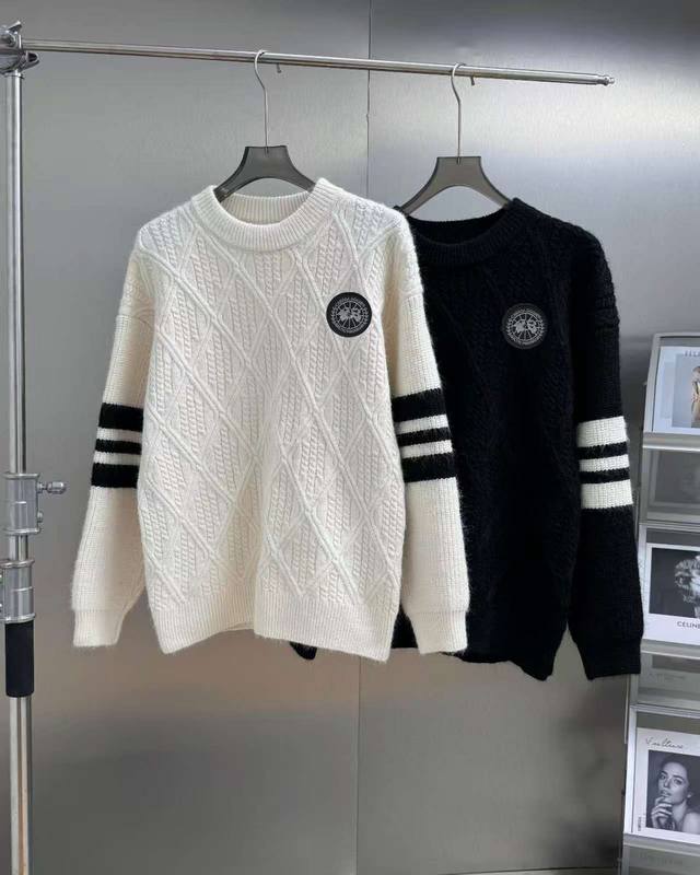 DDD Canada Goose 加拿大鹅手工挂毛菱形格针织毛衣 DDD 以经典织就松弛，于肌理中见奢华 DDD 云绒触感，奢享温暖 DDD 甄选品牌标志性 %