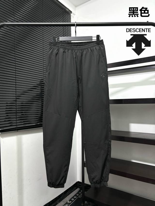 冬款夹棉运动裤！迪桑特Descente加棉卫裤！硅胶小标设计，臀部专属字母印花！裆部钻石立体裁剪，复合人体工学！ 冬季新款男士保暖休闲运动棉裤！质量非常好！ D