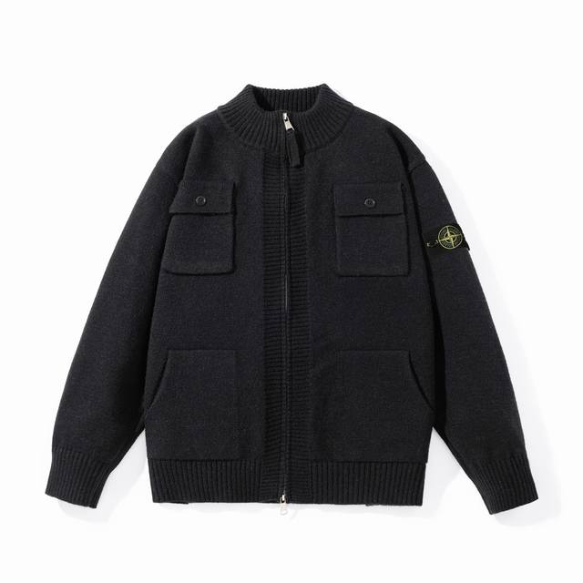 上新 DDD Stone Island 石头岛新款袖臂徽章Logo立领针织外套，男女同款，经典百搭永不过时系列，绝佳秋季出行穿搭必备百搭单品 DDD 原版面料