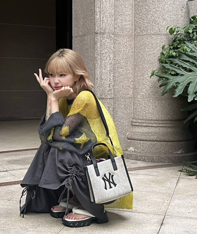 更多模特图] DDD 上新 过验版本 三联吊牌可扫码！ DDD Mlb韩国品牌新品爆款托特包 火爆全网的一个系列 专柜同步在售 包身采用高级帆布材质 Ny字母层