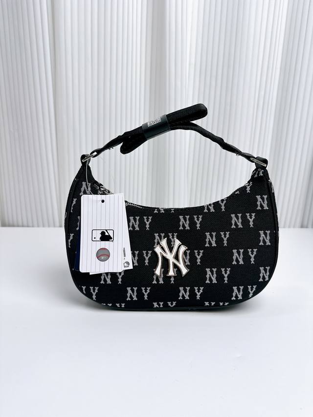 上新 原单高版本 DDD 韩国Mlb洋基队复古老花牛仔版提花暗纹腋下包 泫雅同款 复古又休闲 专柜断货王 最近实在是太火了小红书种草无数 DDD 今年爆火配色