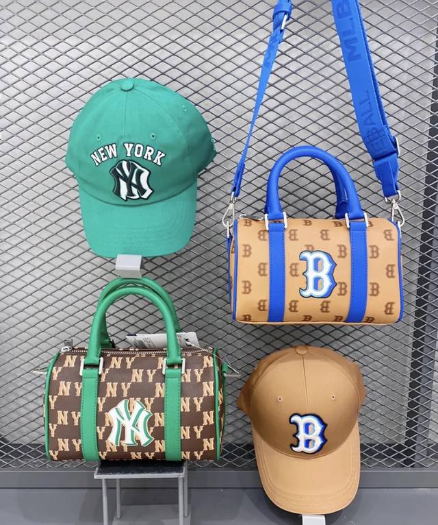 上新 代购高版本 DDD Mlb 专柜新款波士顿包老花满版枕头包手拎包 复古感满满 拼接撞色设计 小清新设计色彩搭配恰到好处！最近爆火的一款单肩包 斜挎包 非常