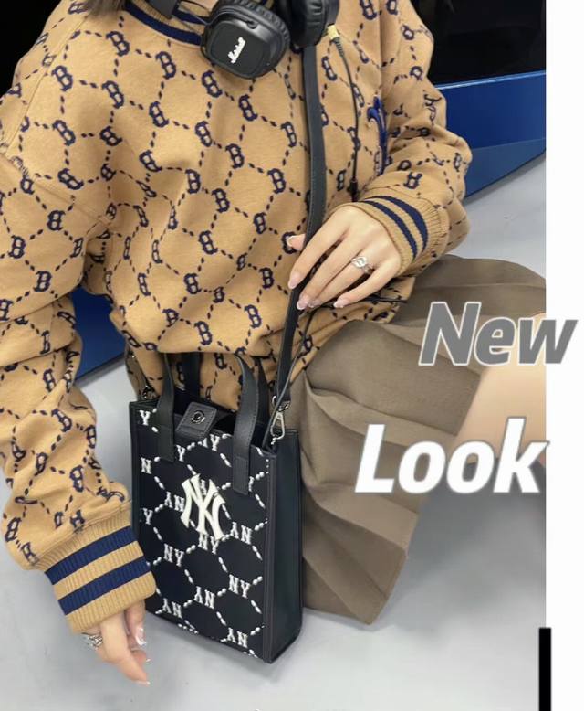 上新 DDD Mlb Mini Tote琴谱包 斜挎包 托特包 手拎包。超高颜值的一款包包包身小巧玲珑携带方便特别适合凹造型 经典颜色搭配 随意好搭配无论是运动