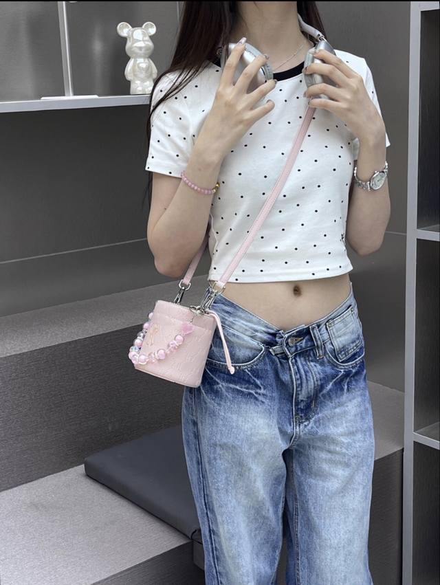 上新 DDD Mlb Nano 老花暗纹水桶包专柜新款来咯 今年最火爆的单品之一 高级磨砂黑 冰美少女粉 还有超级质感非常好Nice小小的包包提在手上太可爱啦虽