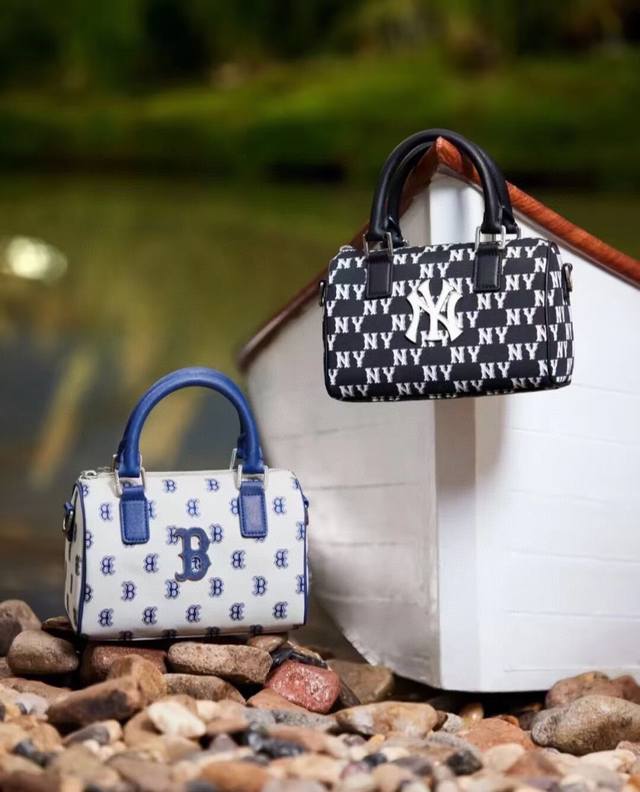 上新 代购高版本 DDD Mlb 专柜新款波士顿包老花帆布枕头包手拎包 复古感满满 最近爆火的一款单肩包 斜挎包 非常好搭配的一款包包 容量大 手拎，单肩 斜挎