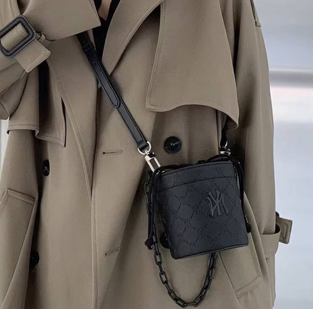 上新 DDD Mlb Nano 老花暗纹水桶包专柜新款来咯 今年最火爆的单品之一 高级磨砂黑 质感非常好Nice小小的包包提在手上太可爱啦虽然包身小小的 但是容