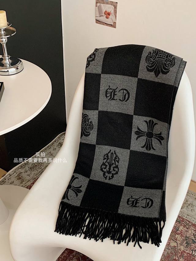 克罗心 秋冬新款羊绒围巾 DDD 面料亲肤保暖 DDD 一眼就沦陷 DDD 上身非常非常亲肤 搭配杀手 DDD 双面提花款式 流苏都纯手工 DDD 拍照巨上镜的