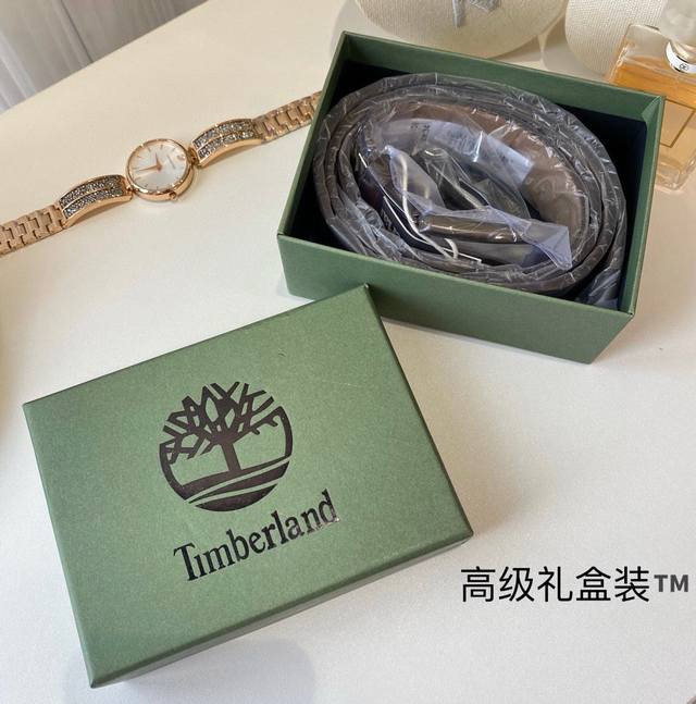 Timberland添柏岚 复古男士皮带 配全套包装 DDD 规格：扣头4Cm 皮带总长125Cm 配打孔器 DDD 注重细节，采用头层牛皮，细节字母钢印压纹，