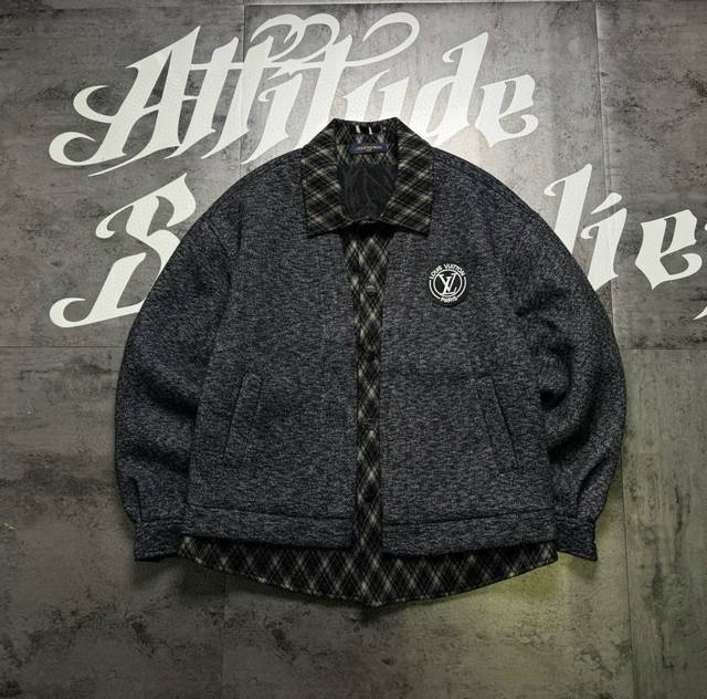 Lv复古毛呢假两件冬季限定加厚立领棉衣外套 DDD 面料采用加厚毛呢工艺 一件过冬 保暖御寒 原版复刻 DDD 万针刺绣Logo 立体饱满 激光切割技术 一比一