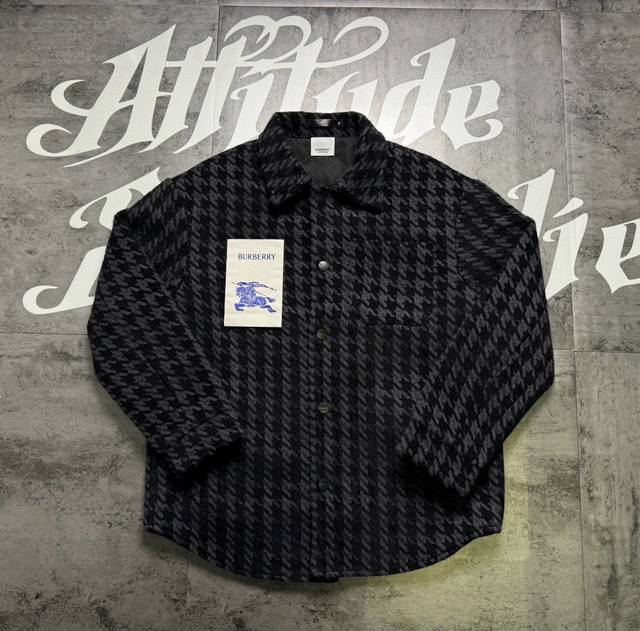 巴宝莉复古千鸟格冬季限定加厚立领翻领棉衣外套 DDD 面料采用加厚毛呢工艺 一件过冬 保暖御寒 原版复刻 DDD 万针刺绣Logo 立体饱满 激光切割技术 一比