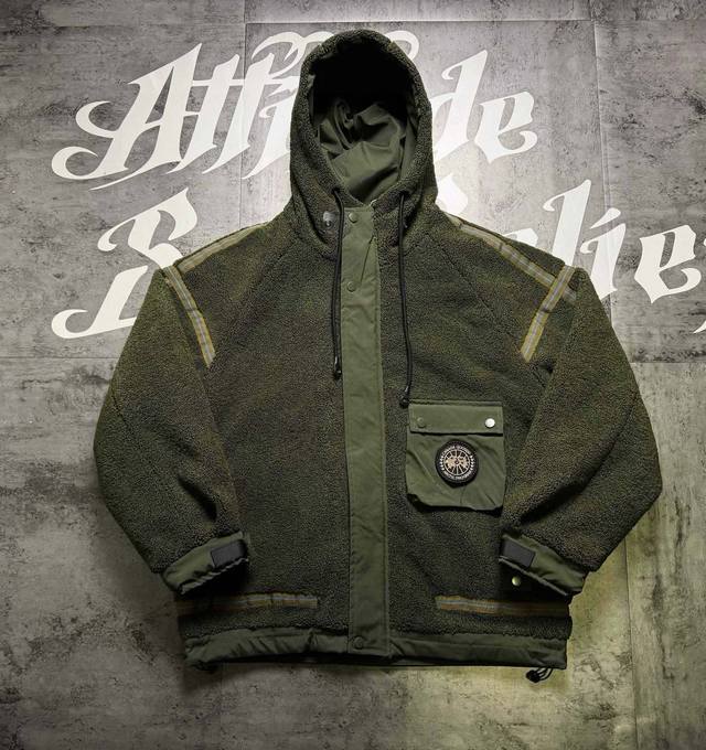 大鹅拼接工装圆标羊羔绒系列情侣加棉连帽棉服运动夹克 DDD 版型硬挺 上身有型 DDD 万针刺绣工艺 外贸高速机 立体刺绣工艺 立体饱满工整 DDD 原版复刻定