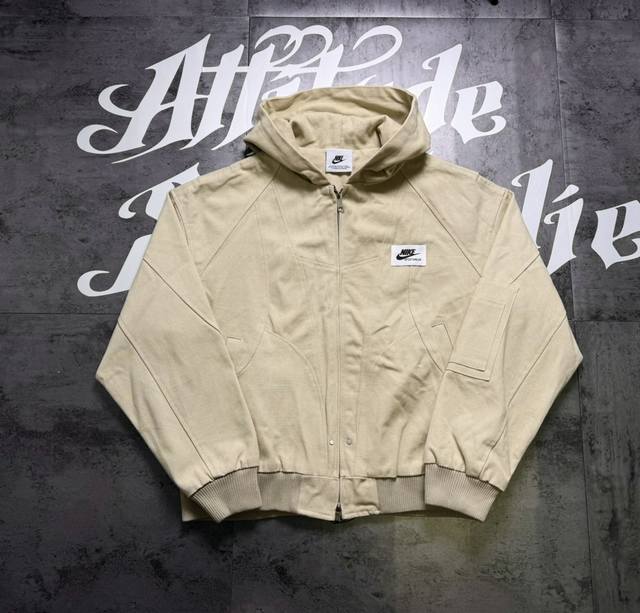 Nike蝙蝠袖工装多拼接贴布绣系列 贴布绣标 连帽夹克情侣 DDD 版型立体 硬挺 上身效果非常好 原版品质 随意搓洗不褪色不起球 DDD 万针贴布绣技术 贴布