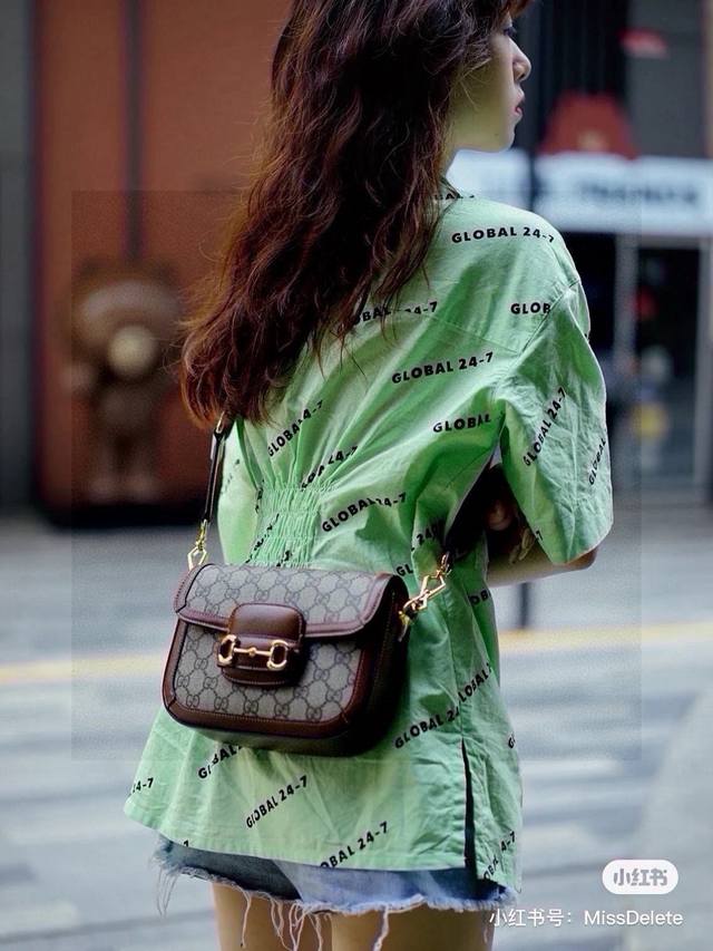 Gucci古驰1955 Horsebit 马鞍包小号 DDD 配两条肩带 DDD Gucci全新推出的1955马衔扣就是一个集经典与摩登的作品 DDD 称它为“