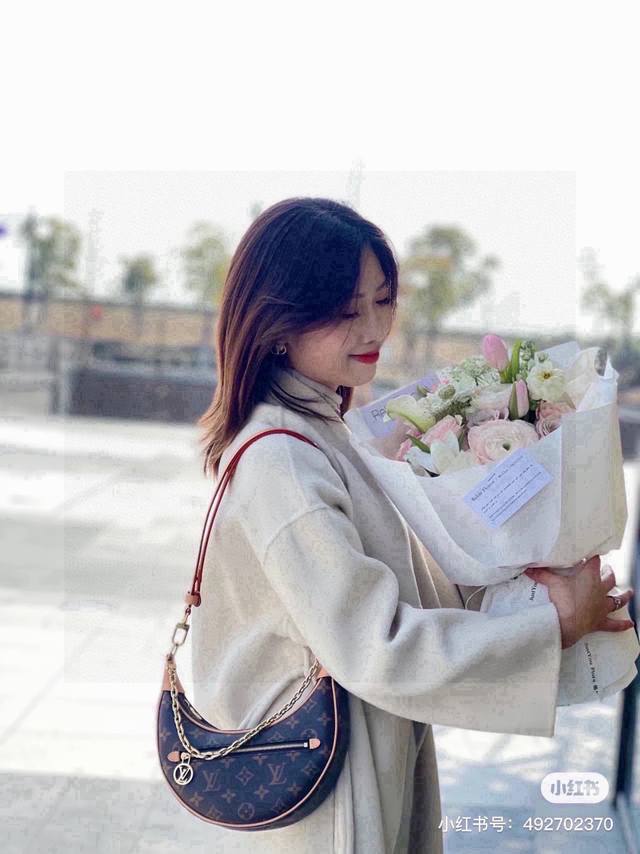 Lv Loop 月亮包 DDD 自 年早春大秀亮相以来，就名声大噪 DDD 发售后更是火爆异常，专柜也是一直断货 DDD 异常难买，超高性价比 DDD 因为其独