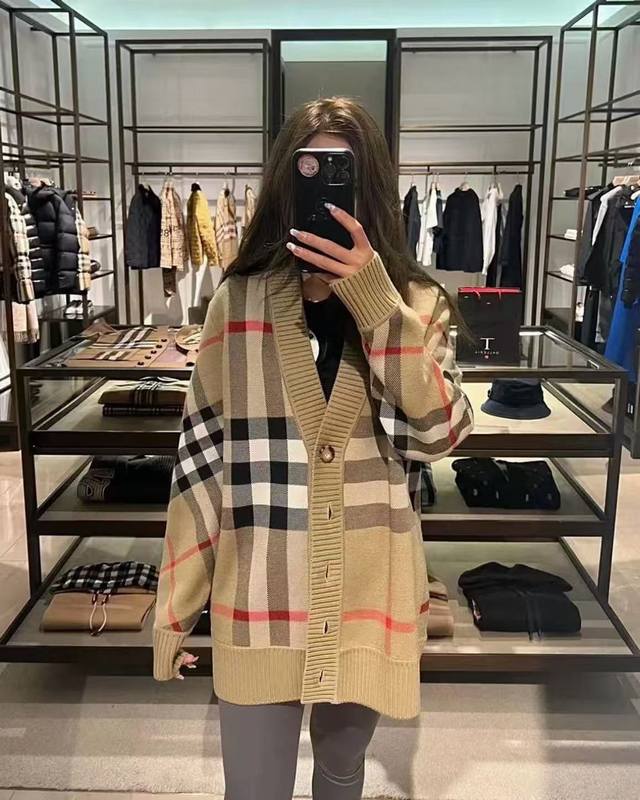 2026早春款巴宝莉Burberry格纹羊毛提花针织开衫外套 男女同款 情侣款 DDD 功能性的羊毛针织衫，呈现提花精纺的格纹图案 并饰有粗织的罗纹针织饰边全身