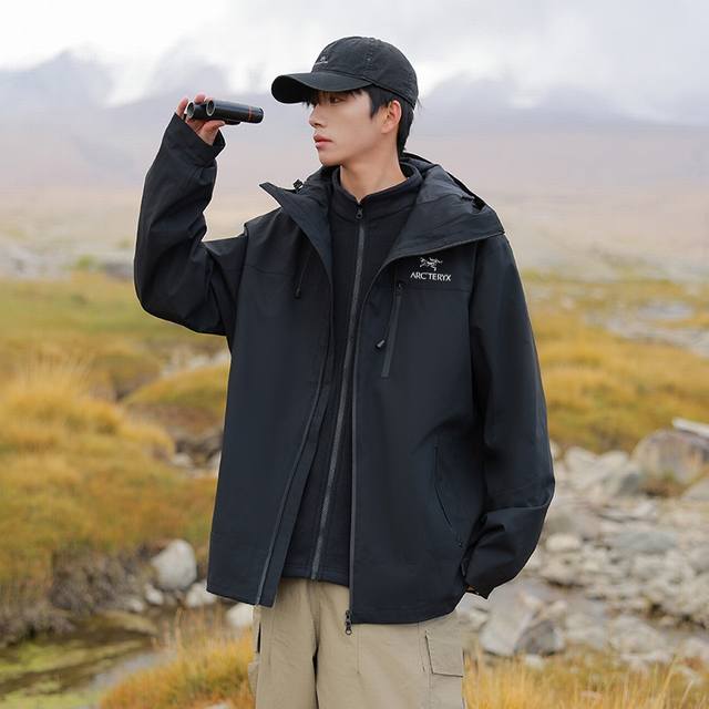 Arc'teryx 始祖鸟新款三合一摇粒绒冲锋衣外套，可脱卸加厚外套！！始祖鸟是做户外冲锋衣最专业的品牌，这款是三合一，可以搭配情侣穿了全都是今年的最新配色，实