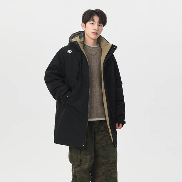 Descente 迪桑特中长款羽绒棉服外套，男女同款，冬季衣橱必备的一款人气棉衣， 上身超级好看！ 纯天然手塞羽绒棉填充，每个部分充棉饱满 给人温暖的的视觉感观