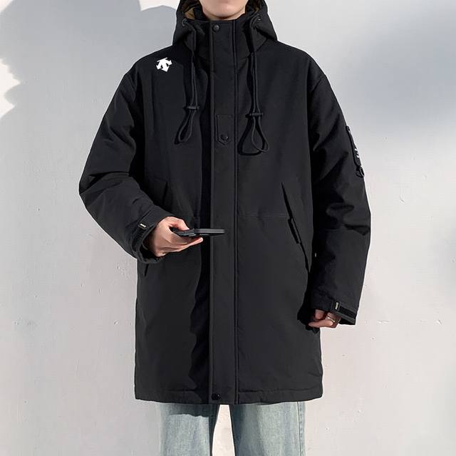 Descente 迪桑特中长款羽绒棉服外套，男女同款，冬季衣橱必备的一款人气棉衣， 上身超级好看！ 纯天然手塞羽绒棉填充，每个部分充棉饱满 给人温暖的的视觉感观