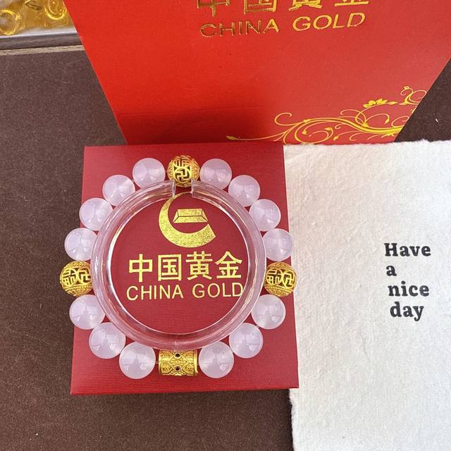 中国黄金镂空福字弹力手串 玉石沙金镂空福手串 这是一款玉石、沙金搭配的弹力手串 并带有“福”字元素的吉祥手串，“福”字象征福气、吉祥，搭配白色天然玉石非常适合夏