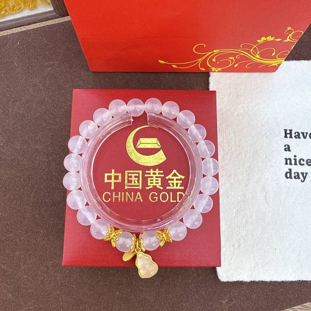 中国黄金葫芦弹力手串 玉石沙金葫芦手串 这是一款玉石、沙金搭配的弹力手串 并带有“福”字元素的吉祥手串，“福”字象征福气、吉祥，搭配白色天然玉石非常适合夏季佩戴