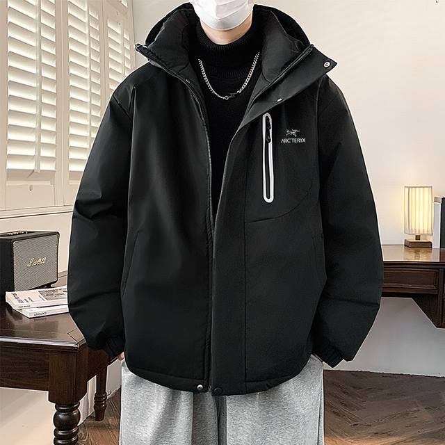 Arc'teryx始祖鸟连帽羽绒棉服外套，男女同款，独家爆款，冬季衣橱必备的一款人气棉衣， 上身超级好看！ 纯天然手塞羽绒棉填充，每个部分充棉饱满 给人温暖的的
