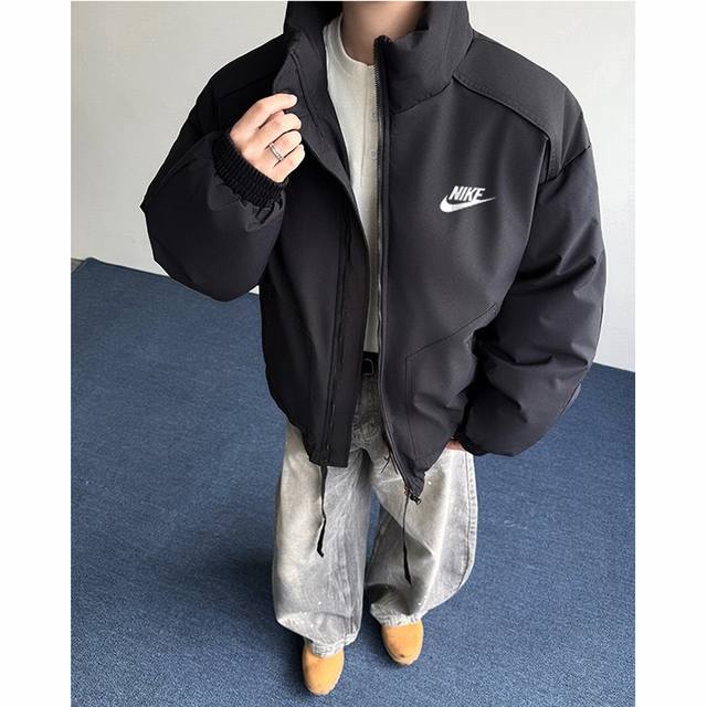 Nike 耐克棉衣，立领羽绒棉服外套，男女同款，独家爆款，冬季衣橱必备的一款人气棉衣， 上身超级好看！ 纯天然手塞羽绒棉填充，每个部分充棉饱满 给人温暖的的视觉