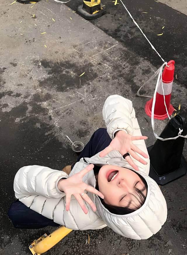 不是绒子含量90原地立马绝经 DDD 90绒子含量阿迪达斯Adidas排骨羽绒服 DDD 高品质90鸭绒带来持久轻暖感受 DDD 采用绒子含量90%优质鸭绒 D