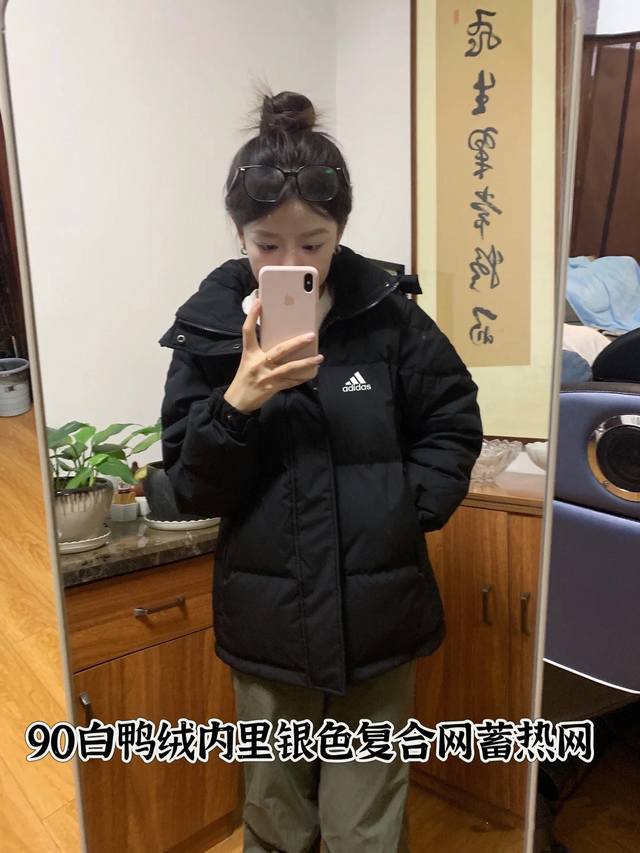 原版质量 90白鸭绒阿迪达斯Adidas连帽短款加厚防风情侣款连帽羽绒服 DDD 采用90白鸭绒 880蓬松度！穿上保暖舒适又轻松！ 内设银色蓄热网！ DDD