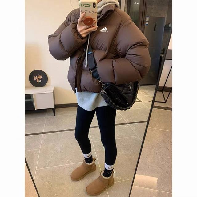 白鸭绒短款林肯豆 阿迪达斯Adidas女款羽绒服 DDD 百分百100%羽绒服采用纳米材料技术面料防止跑绒！面料柔软舒适！谁穿谁好看非常显瘦显腿长，保暖效果无敌