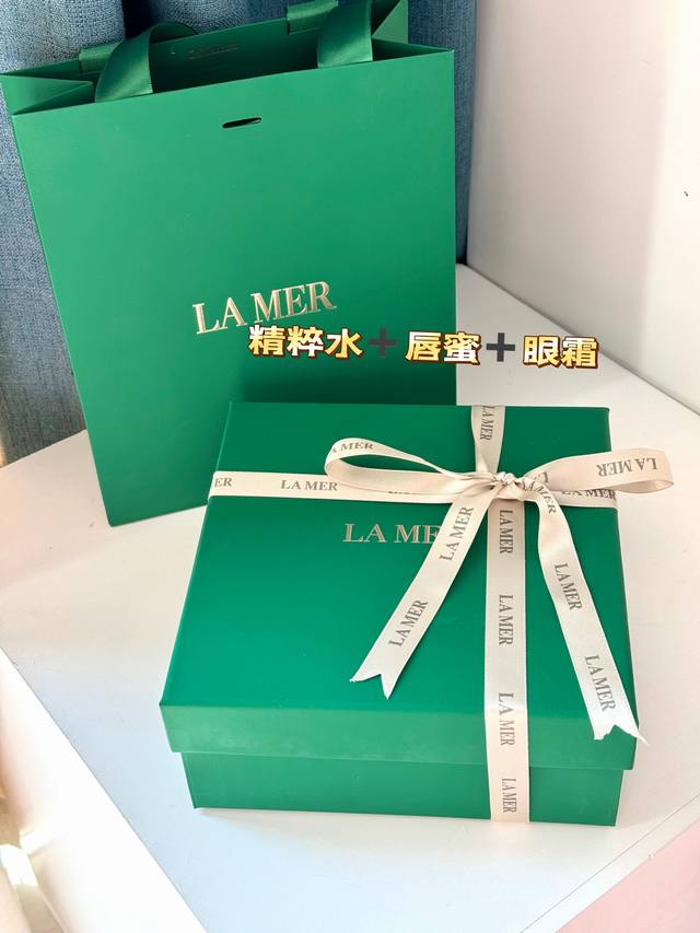 礼盒不优惠 ！ 配手提袋 海蓝之谜精粹水唇蜜眼霜组合套装！ DDD 掌柜重磅推荐给大家！正儿八经的渠D货源！买到即是赚到！每盒都带全球购防伪贴，防伪贴刮开涂层扫