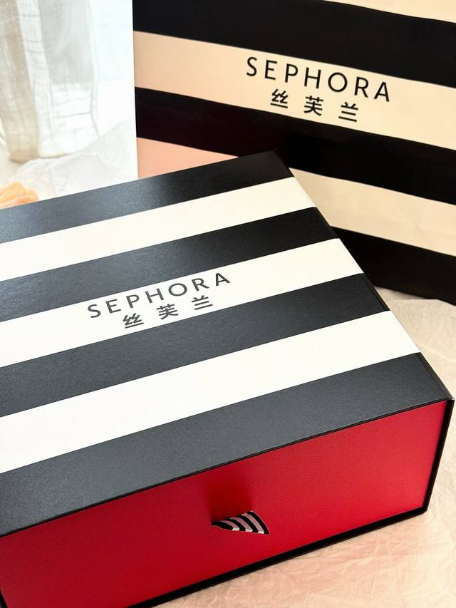 礼盒不优惠 ！专柜原单品质！ 下单发内里产品图 丝芙兰专柜礼盒彩妆口红自由之水系列 掌柜重磅推荐给大家！买到就是赚到！正儿八经的渠D货源！毒家防伪细节！物超所值